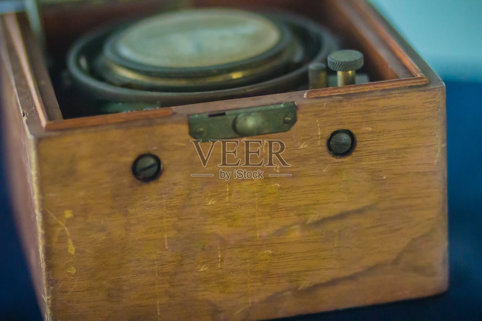 老式老式航海时计，精确到足以用作便携式时间标准的计时器;因此，它可以用来通过天文导航来确定经度照片摄影图片