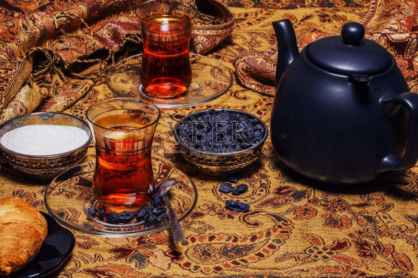 土耳其茶在传统的玻璃木桌上特写。照片摄影图片