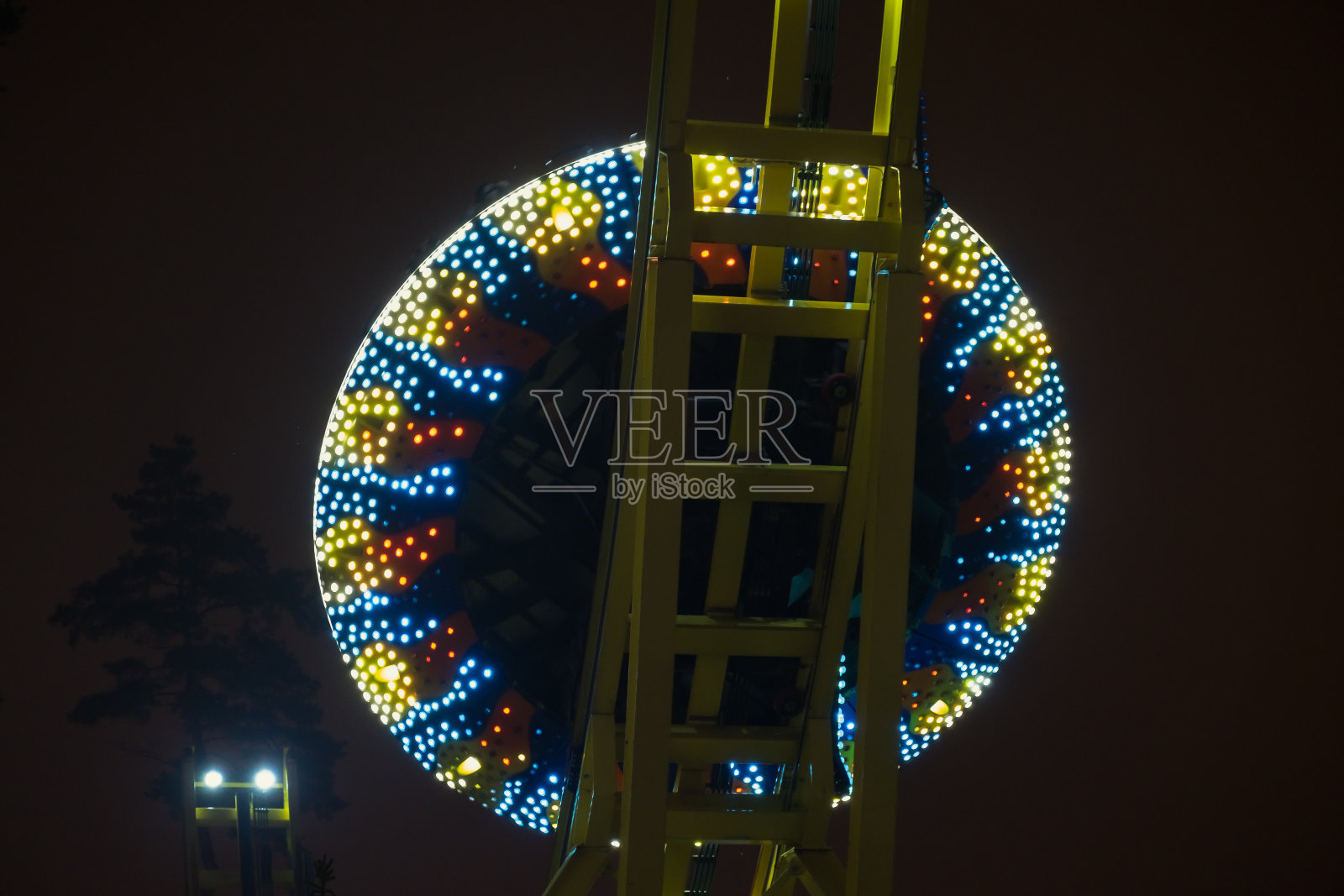 夜间的游乐园-旋转木马和活动中的景点照片摄影图片