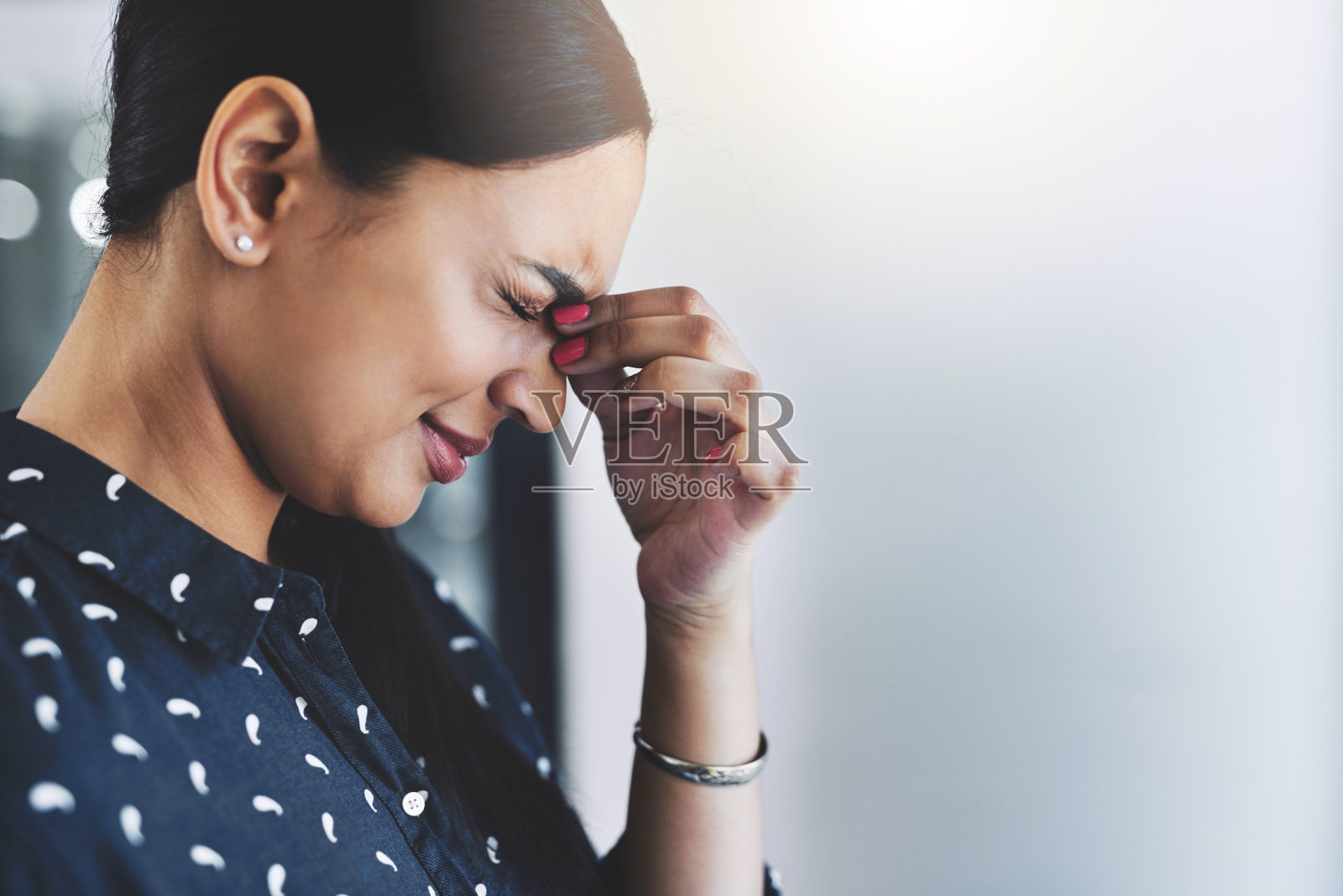 头痛工作时引起的剧烈疼痛照片摄影图片