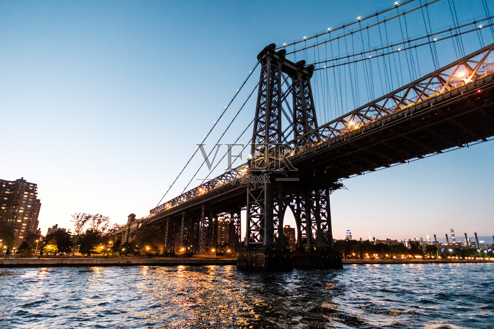 日落后的威廉斯堡大桥照片摄影图片