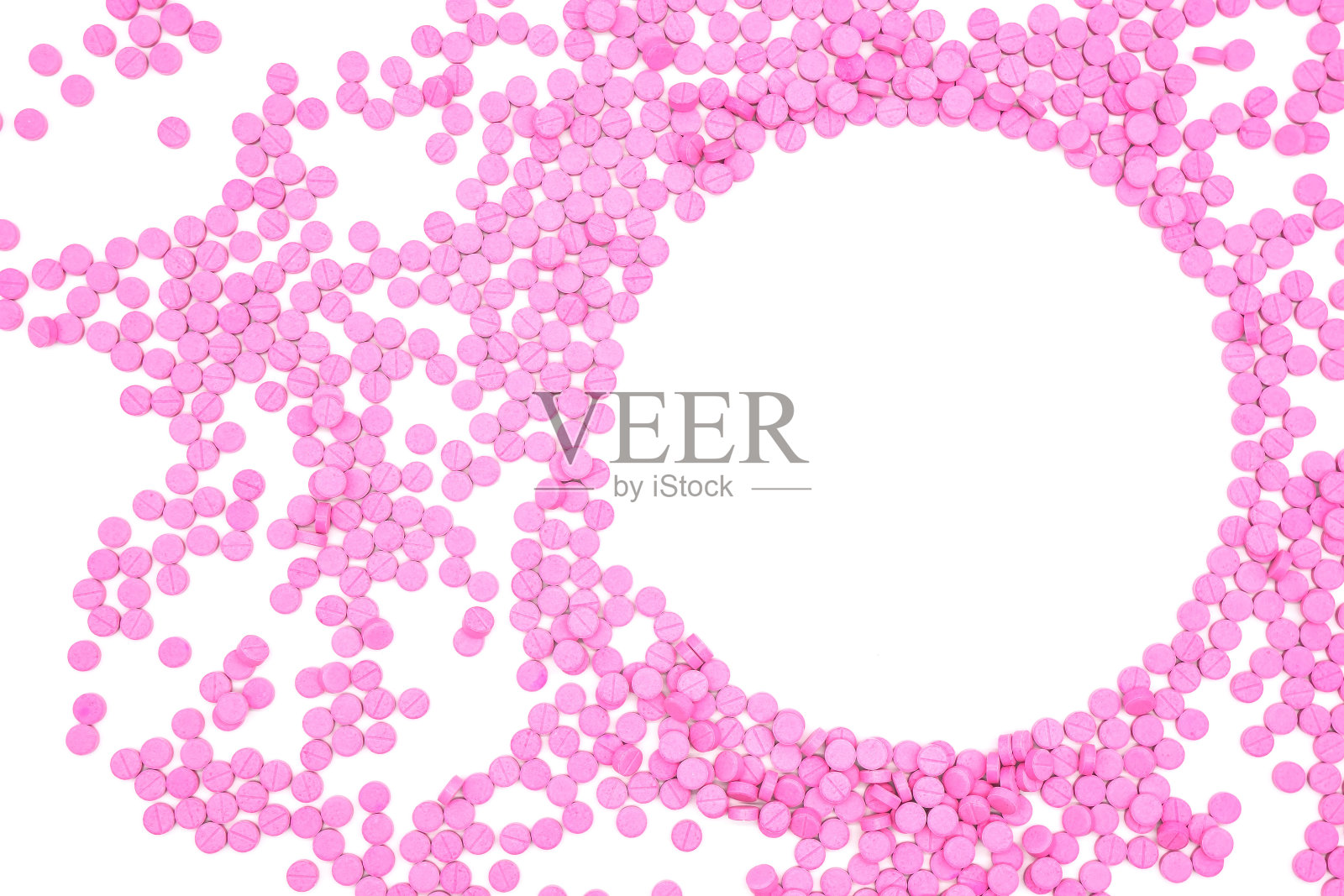 粉色药丸是圆形框架。创意医疗保健和医学概念孤立在白色背景。文本和图像的空间照片摄影图片