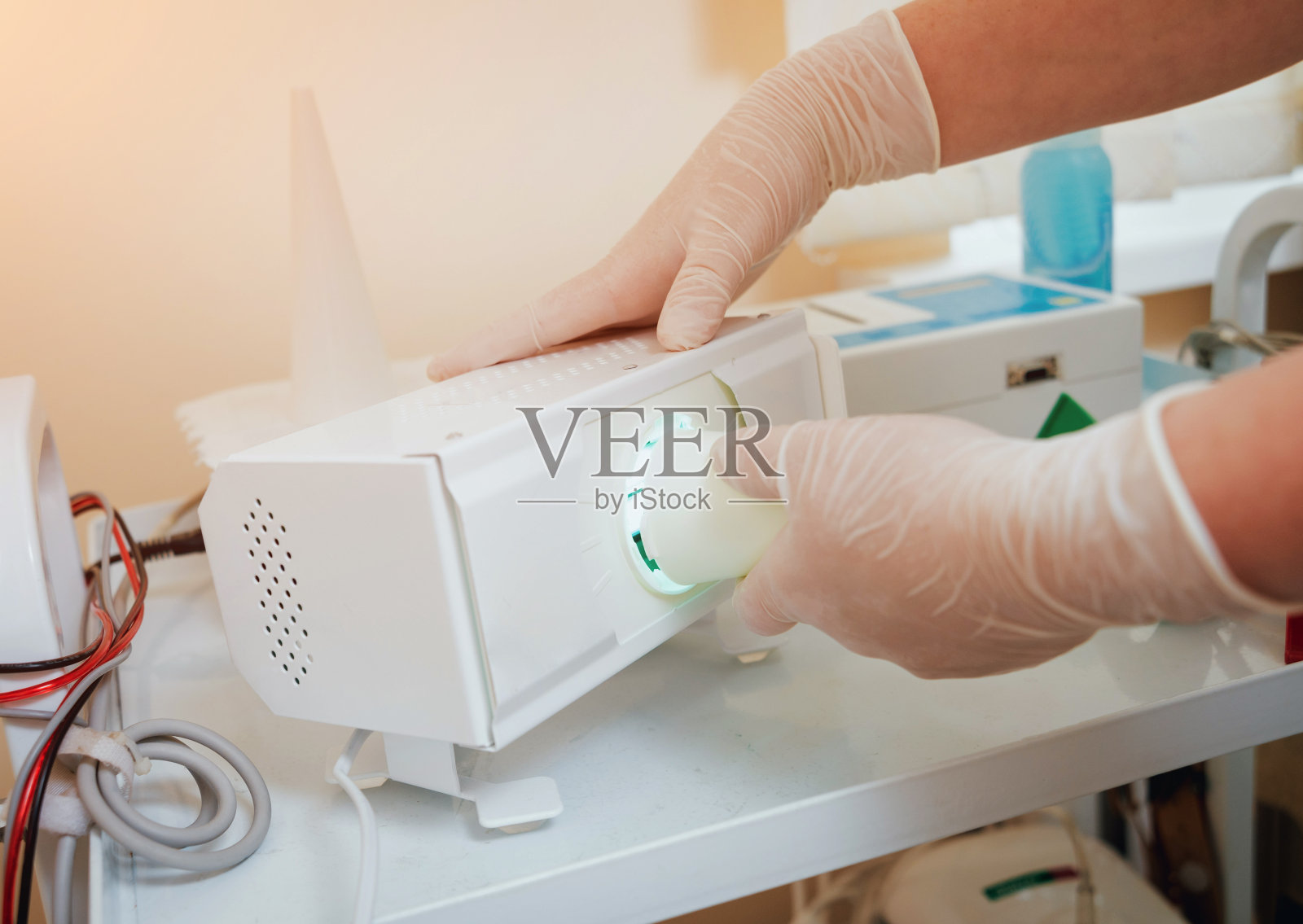 治疗和热身一个小男孩的喉部。现代儿科。照片摄影图片