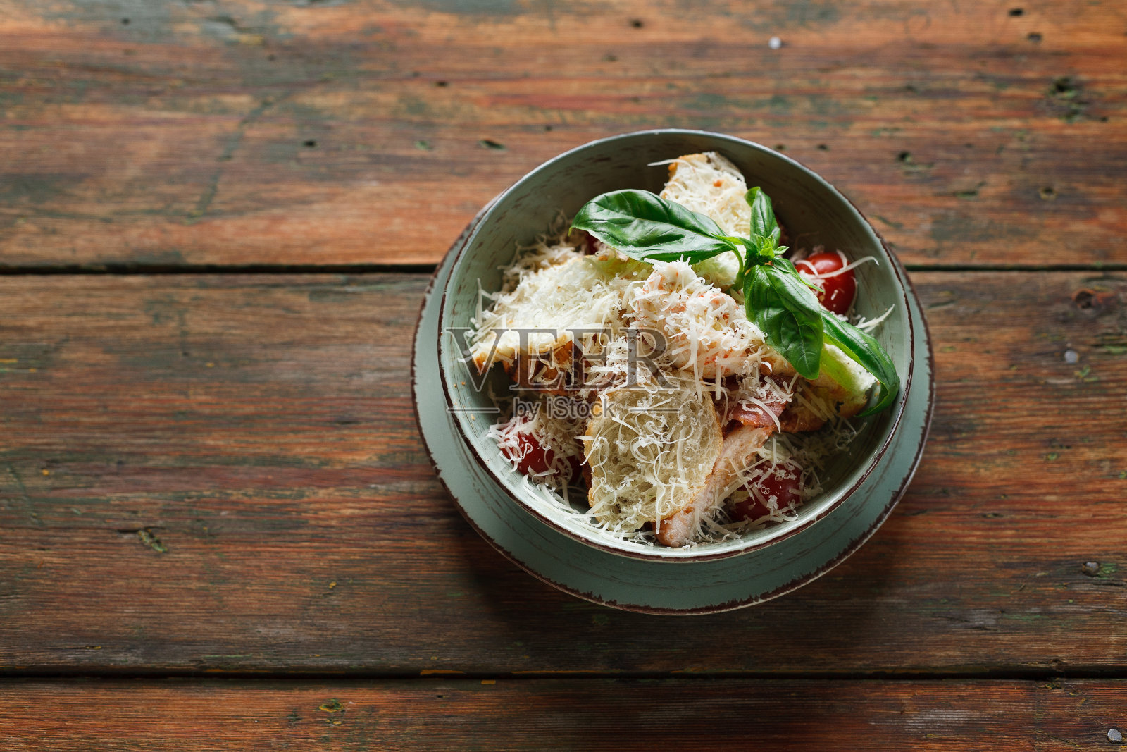 配萝卜、吐司和帕玛森乳酪的沙拉照片摄影图片