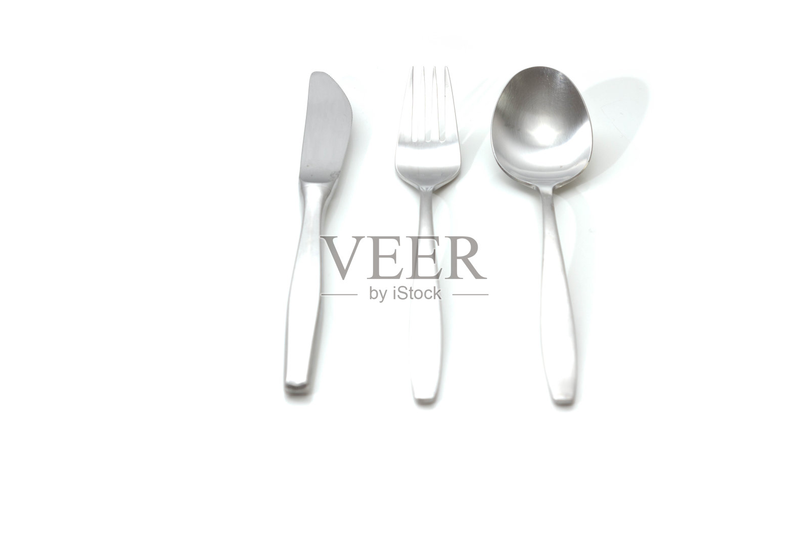 在白色背景下的一套刀、勺和叉照片摄影图片