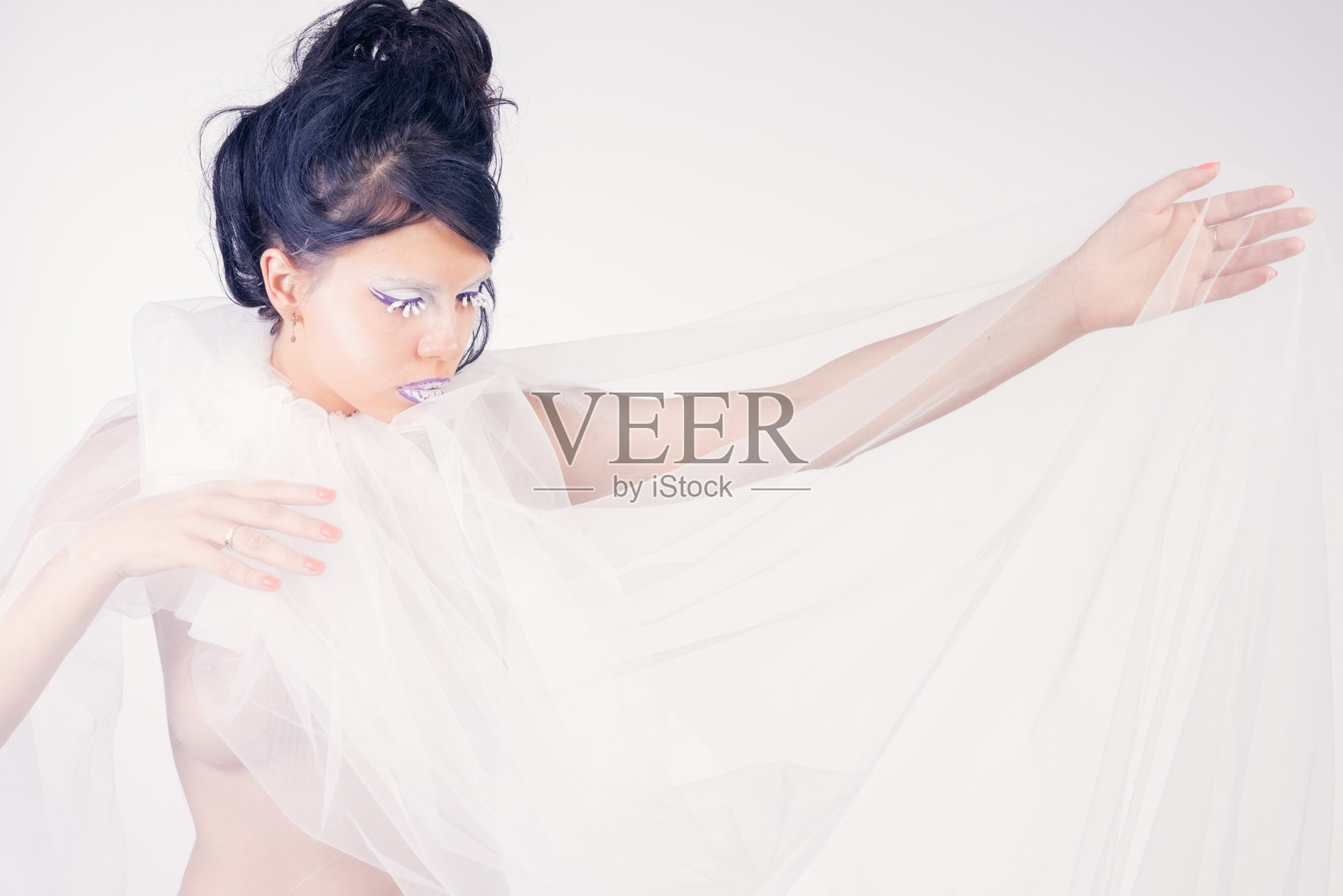 妇女戴着薄纱和紫色的妆照片摄影图片