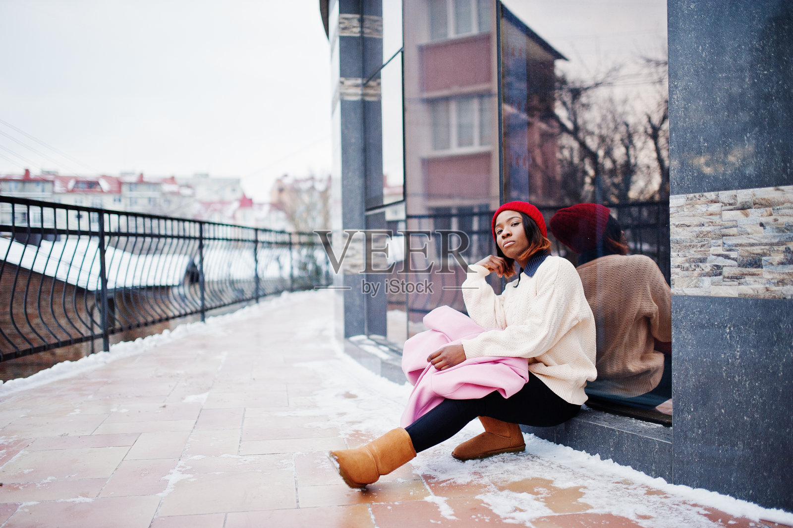 穿着红色帽子和粉红色外套的非裔美国女孩照片摄影图片
