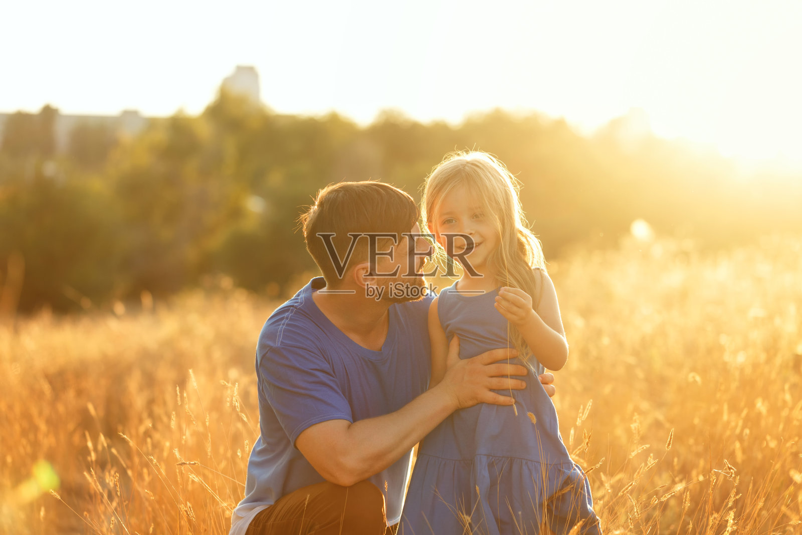 家庭。父亲和女儿在散步照片摄影图片