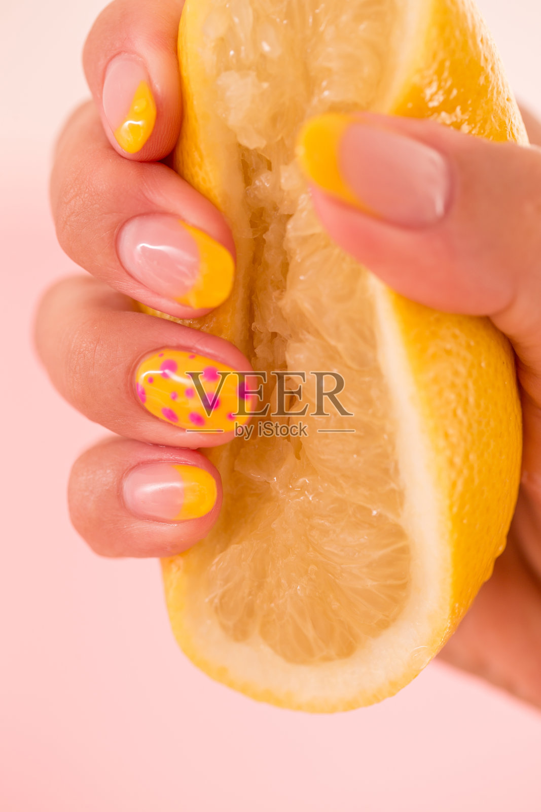 用抛光的指甲挤柠檬汁照片摄影图片