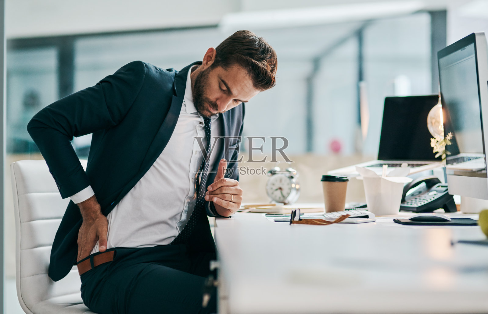 工作到背部疼痛为止照片摄影图片