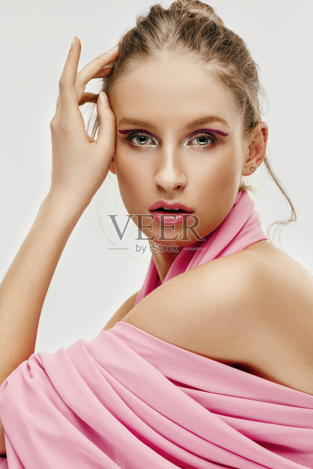 美丽的年轻时装模特的脸与明亮的眼睛和嘴唇照片摄影图片