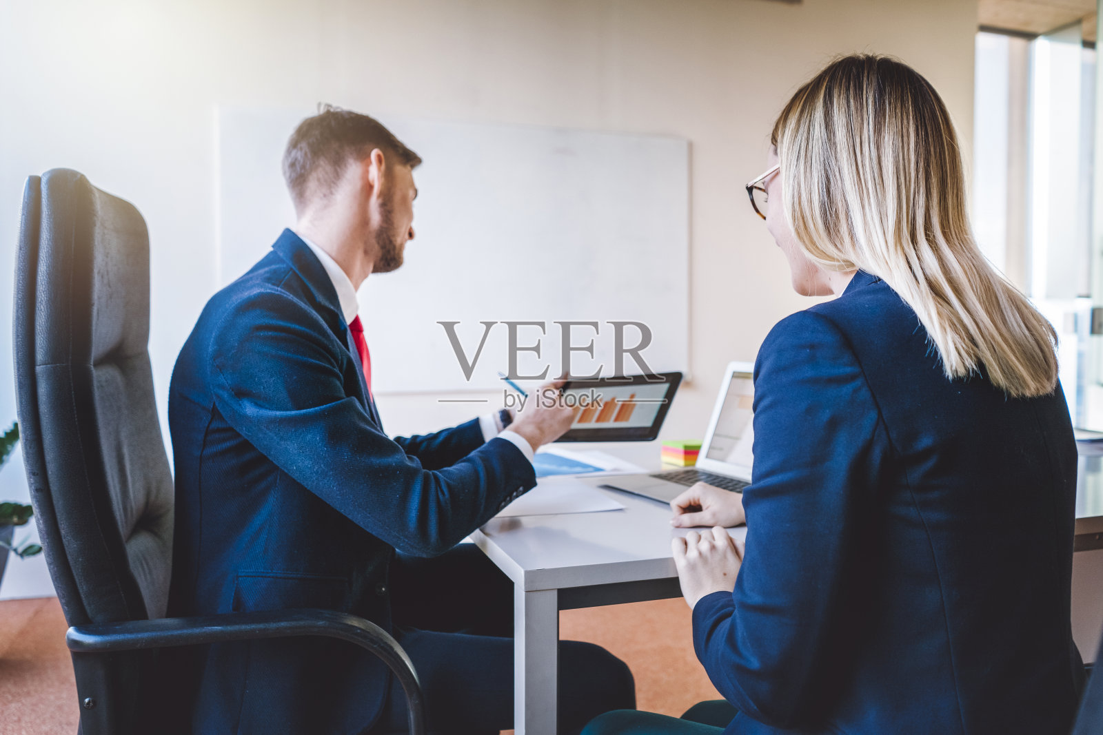 年轻的商业伙伴一起工作的项目照片摄影图片