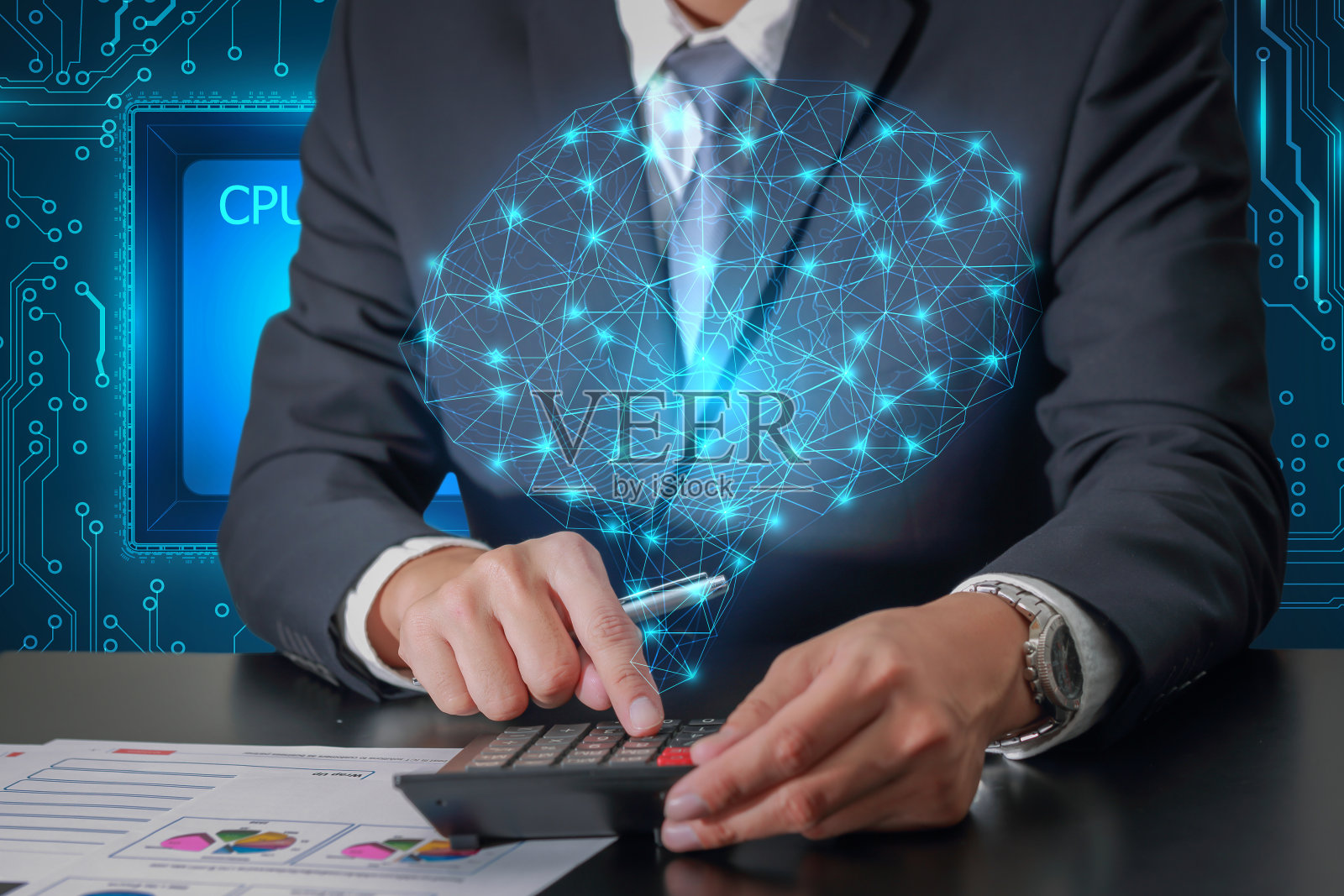 双重曝光的商人工作与计算器和蓝色发光的多边形大脑全息图作为业务，技术，工人，头脑风暴和计算的概念。照片摄影图片