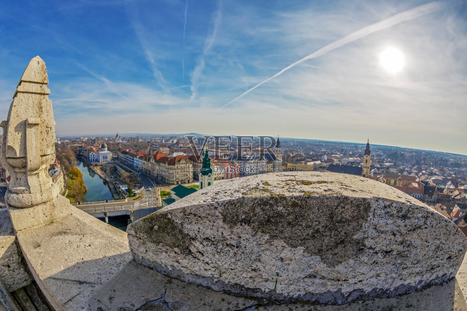 从市政厅塔楼俯瞰奥拉迪镇中心的鸟瞰图照片摄影图片