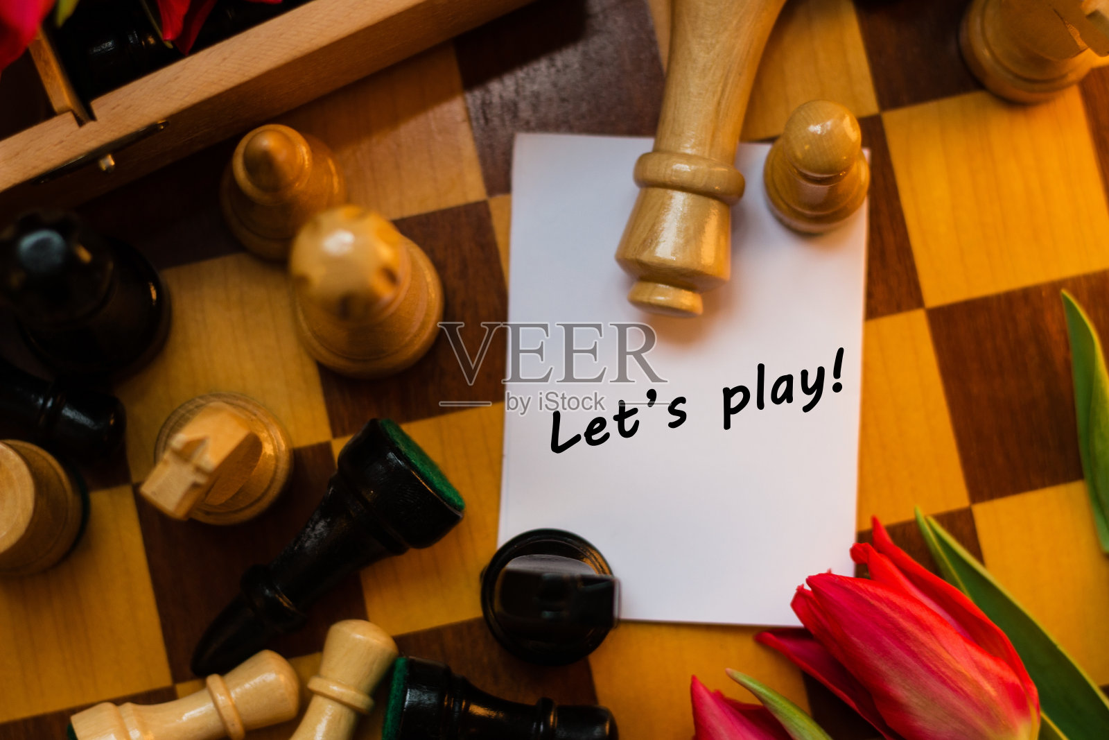 一束红色郁金香和象棋照片摄影图片