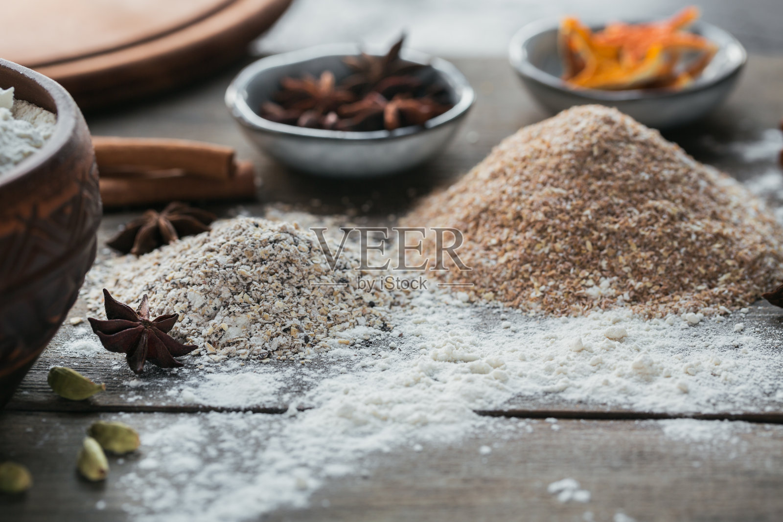 制作面包或曲奇饼的配料:麦麸、面粉和香料照片摄影图片