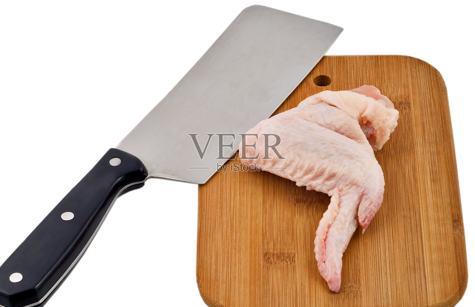 生火鸡鸡翅放在一块木板上，孤立在白色的木板上照片摄影图片