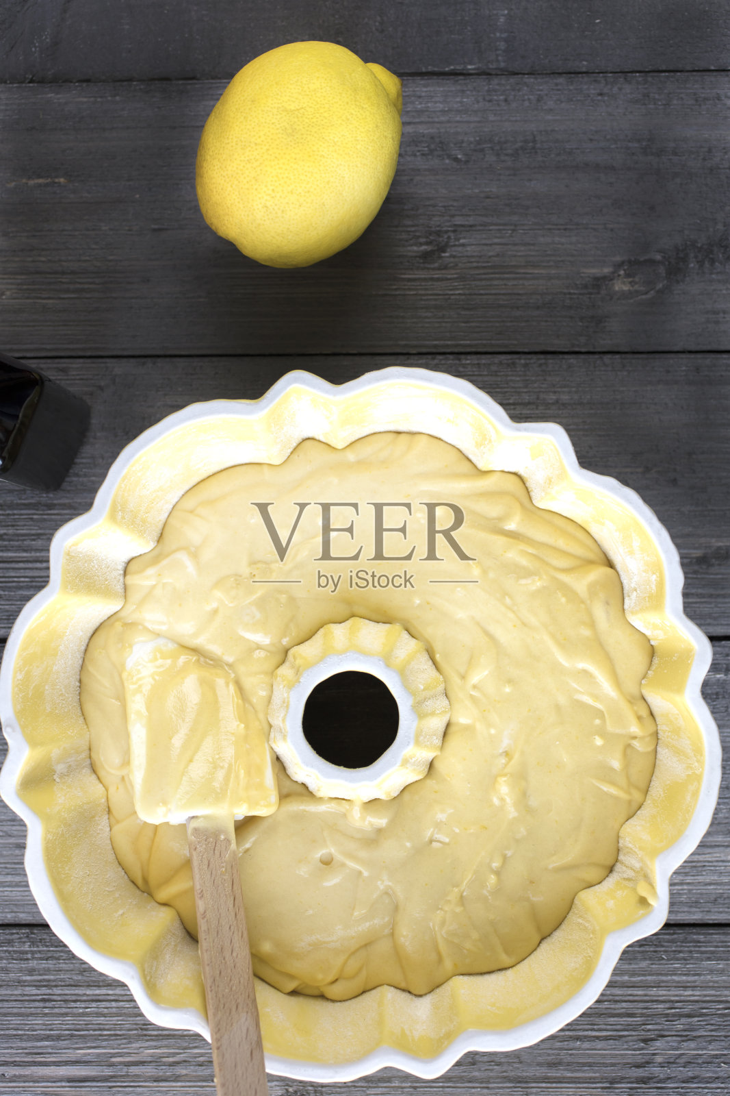 在烤盘里准备柠檬蛋糕的面糊照片摄影图片