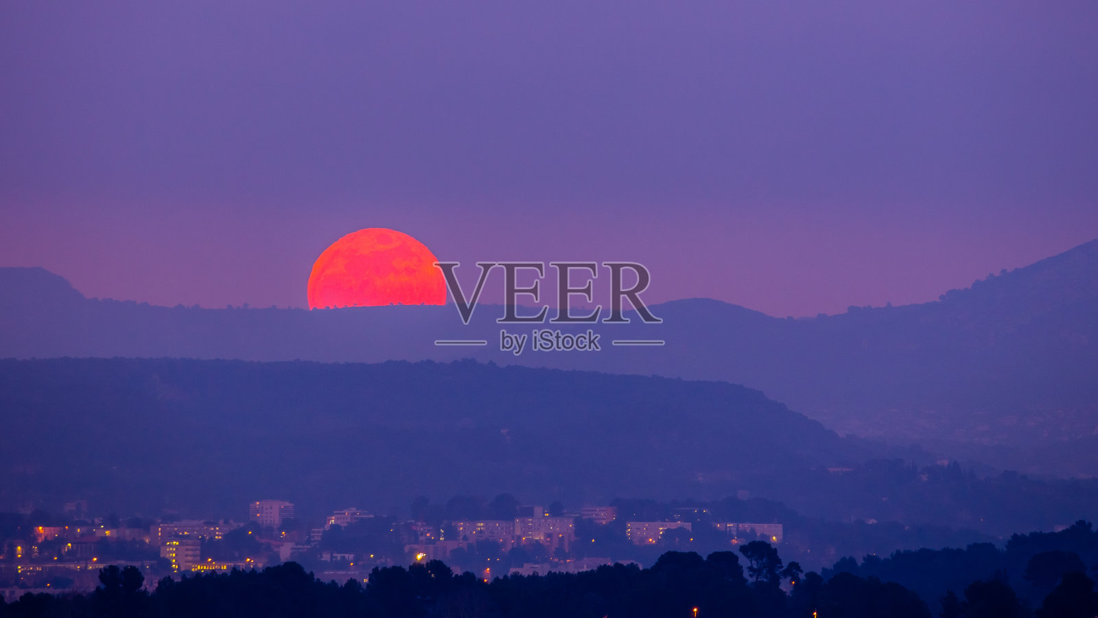 普罗旺斯艾克斯上空的超级月亮照片摄影图片