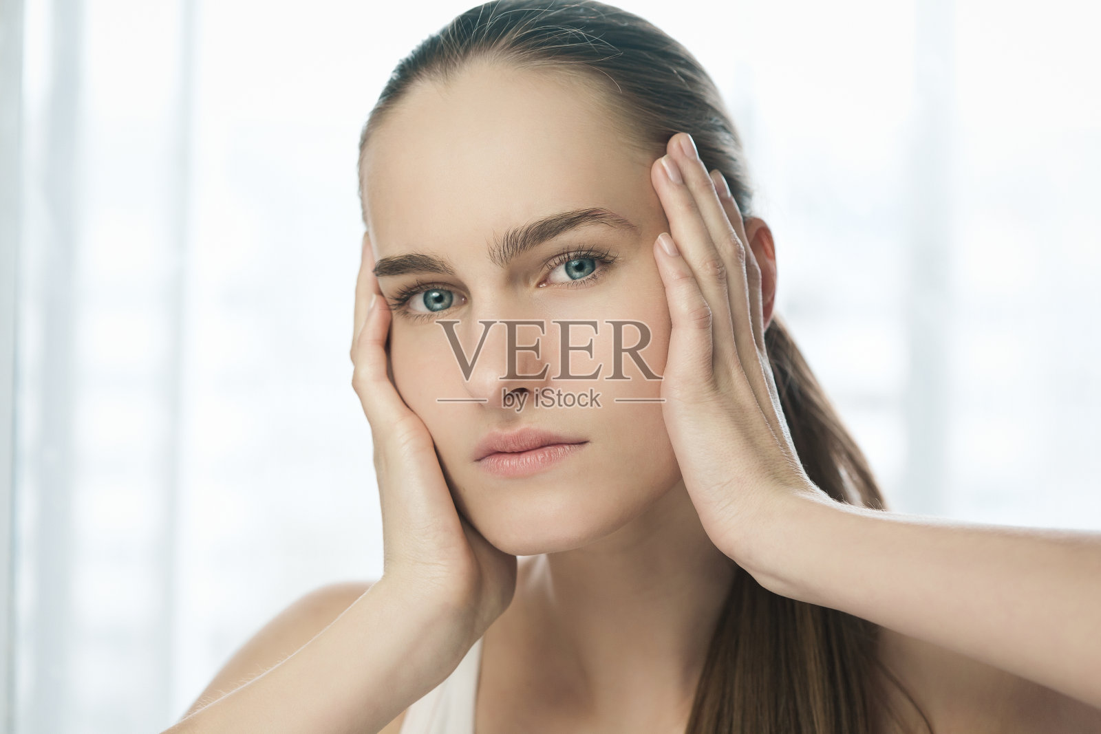 穿着白衬衫的年轻女孩的肖像。男女皆宜的风格照片摄影图片