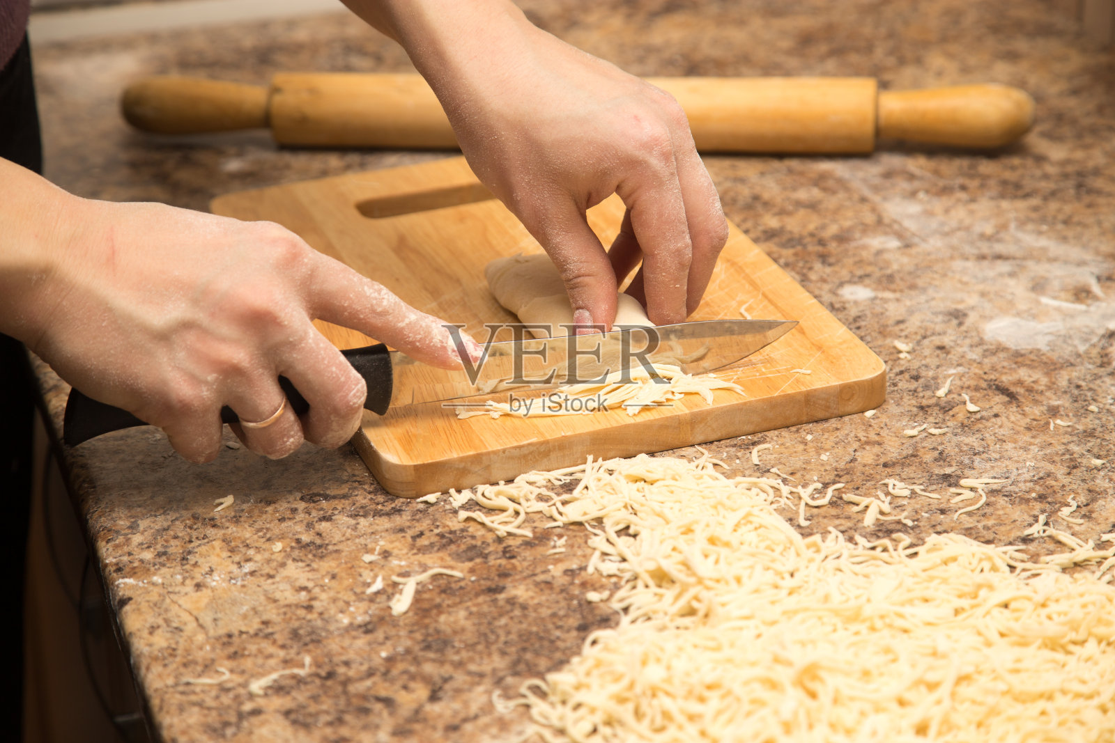 在厨房里准备自制的面条照片摄影图片