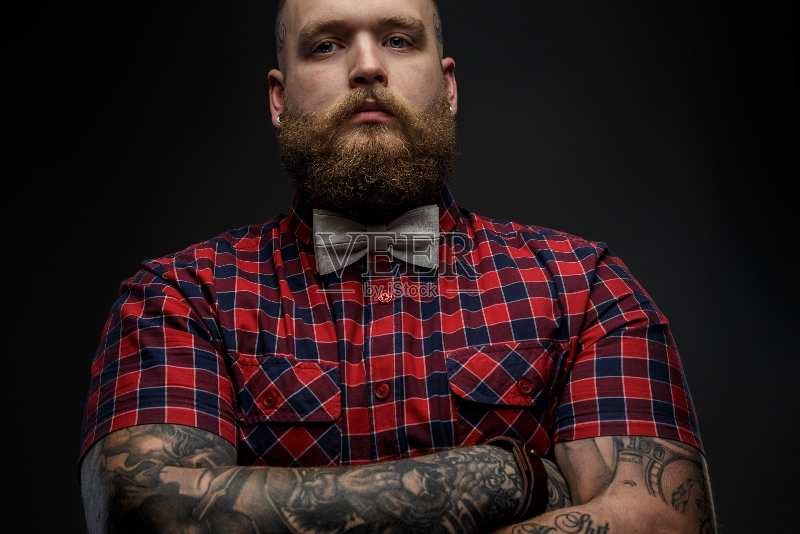 穿衬衫留胡子的男人。照片摄影图片