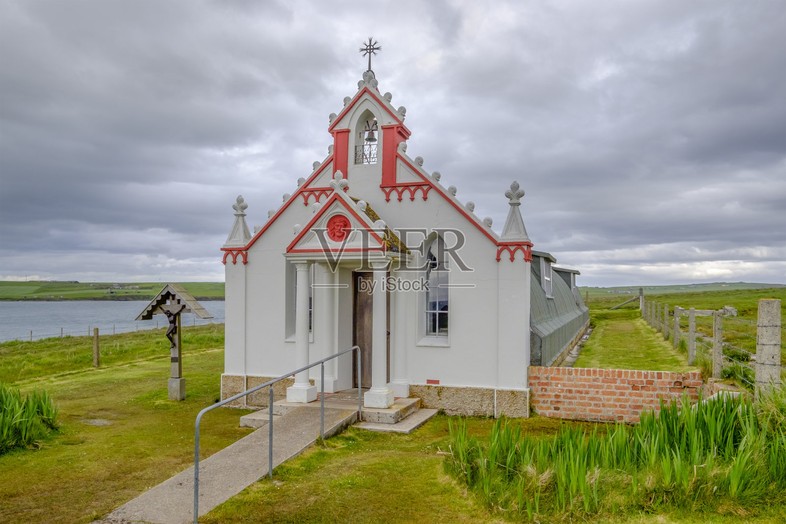 意大利教堂是二战期间由意大利囚犯建造的天主教教堂，位于苏格兰奥克尼群岛的兰姆霍姆。照片摄影图片
