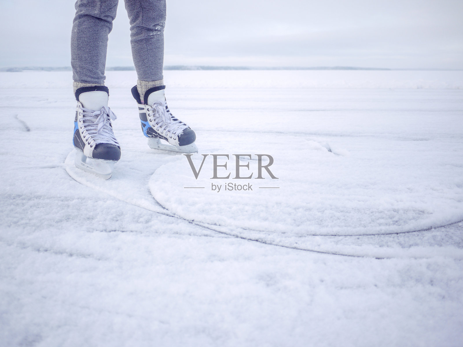 在芬兰坦佩雷冰冻的湖上滑冰照片摄影图片