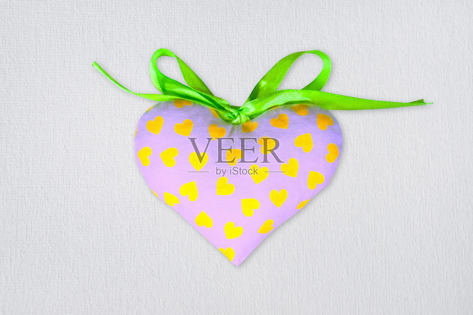 在白色帆布背景上设置纺织织物玩具心。有拷贝空间的情人节明信片模板照片摄影图片