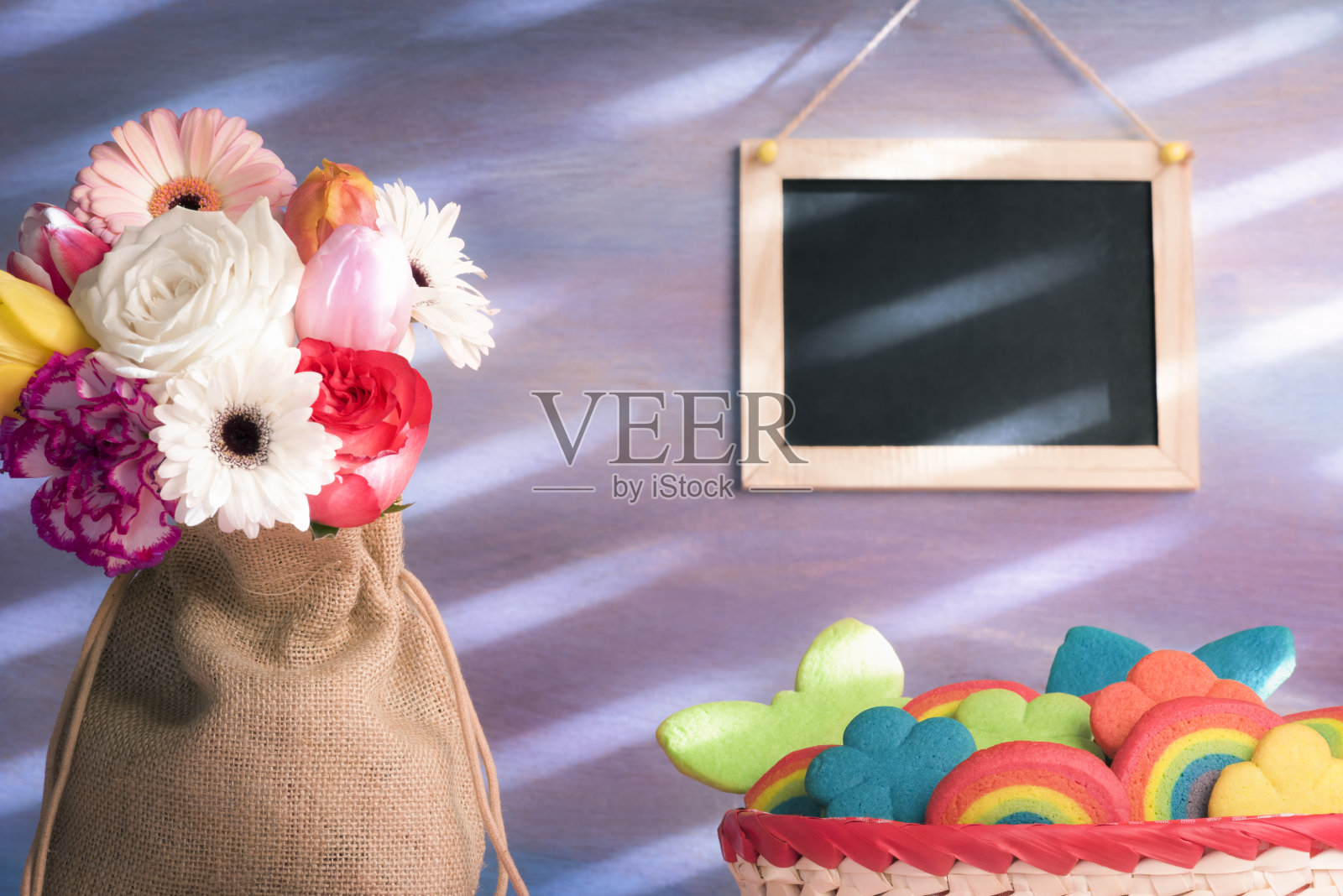 彩色的饼干和花与黑板照片摄影图片