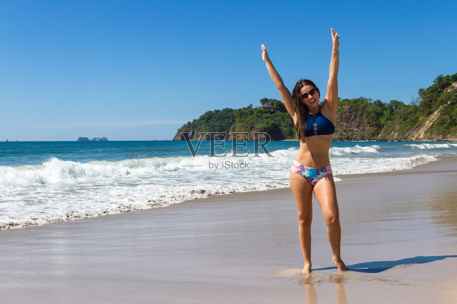 海滩上的模特照片摄影图片