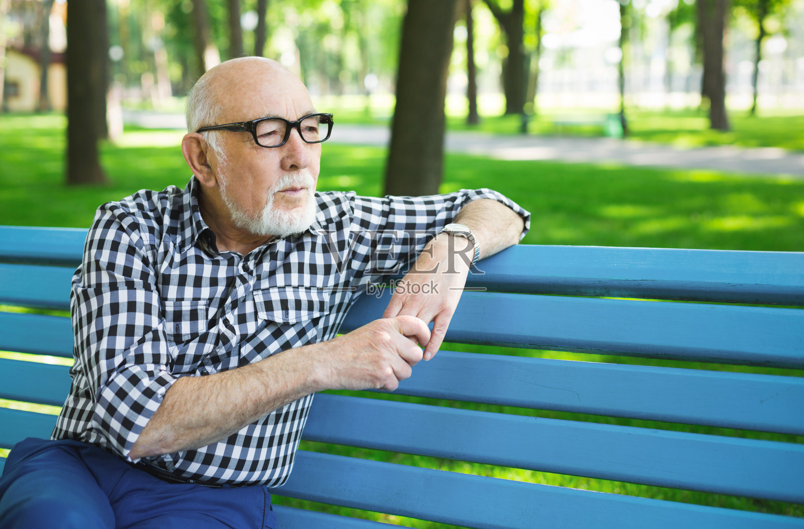 沉思的老年人在休闲户外照片摄影图片