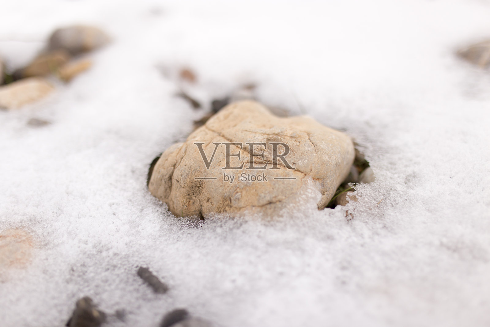 石头在雪地上自然照片摄影图片
