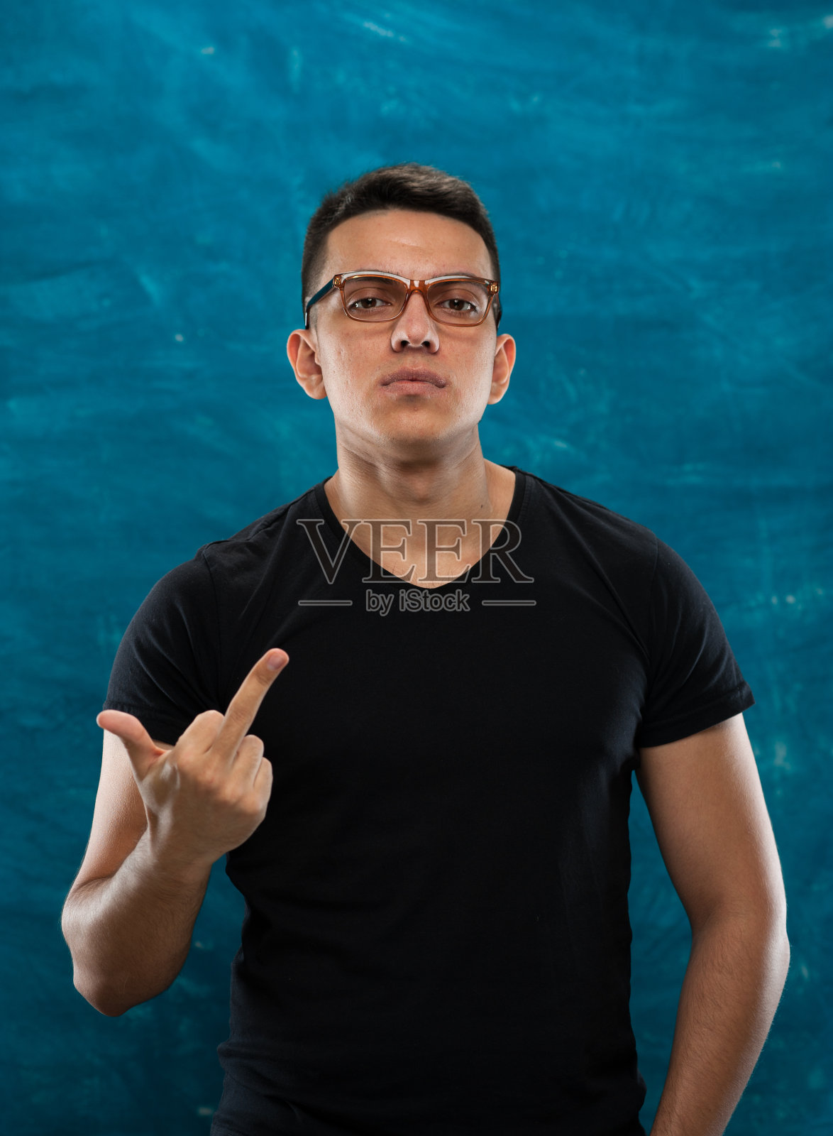 有魅力的男人在黑暗的背景下摆姿势照片摄影图片