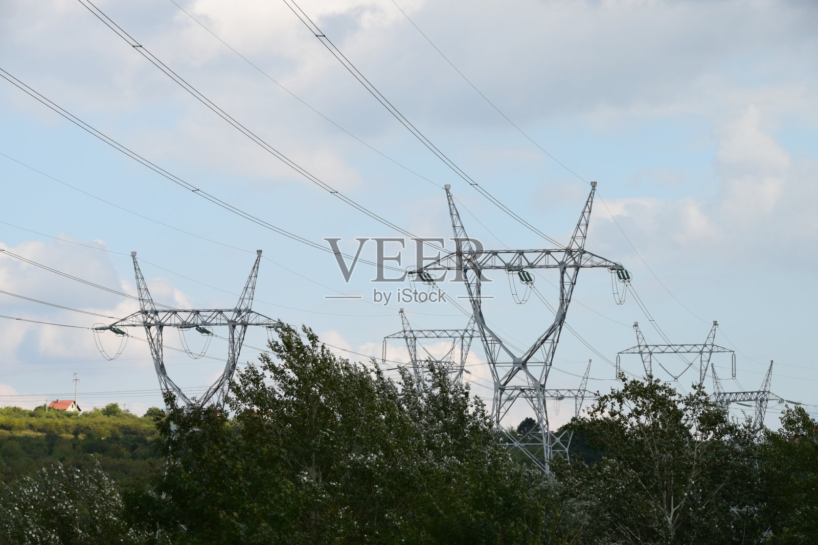 树顶上的金属电线杆照片摄影图片