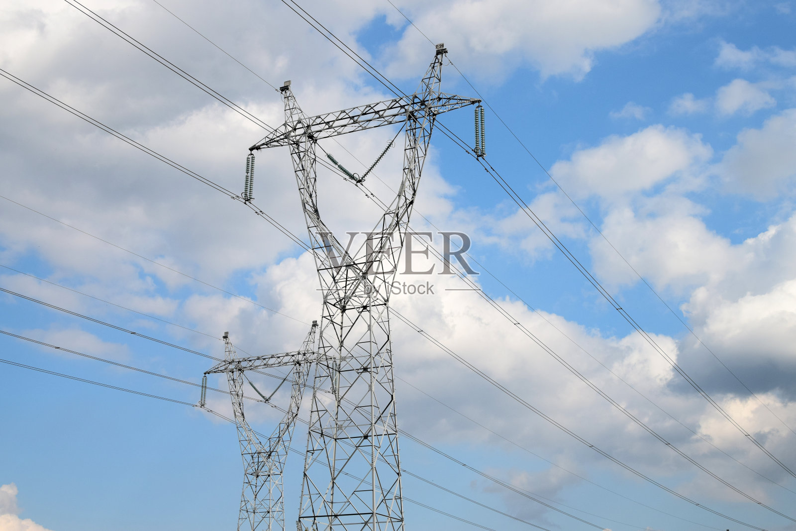 金属电杆和多云的天空照片摄影图片