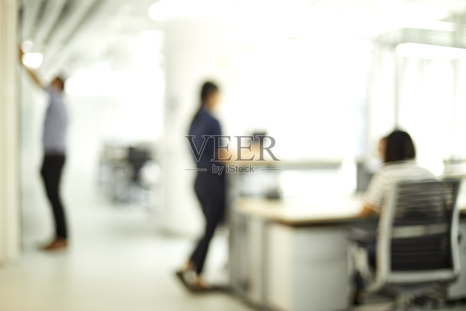 商务会议模糊。在会议室进行头脑风暴。广告公司一起讨论。照片摄影图片