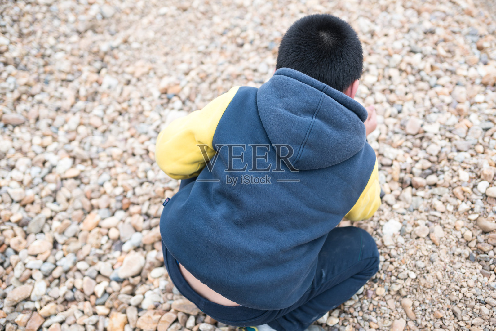 小男孩在河边的沙地上玩耍照片摄影图片