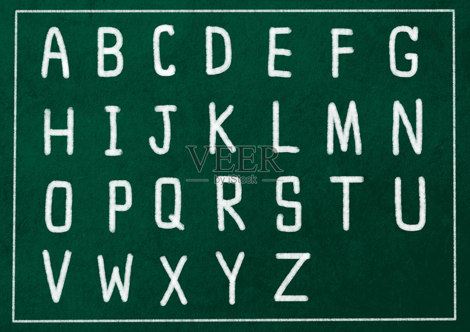 字母A到Z在绿色的黑板上。照片摄影图片