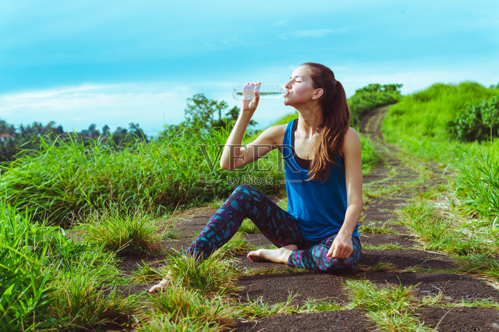 女人训练后喝水照片摄影图片