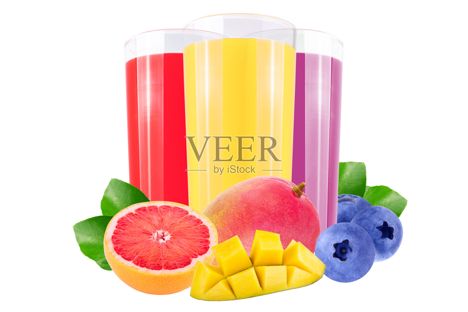 芒果，蓝莓和葡萄柚汁和切好的水果隔离白色照片摄影图片