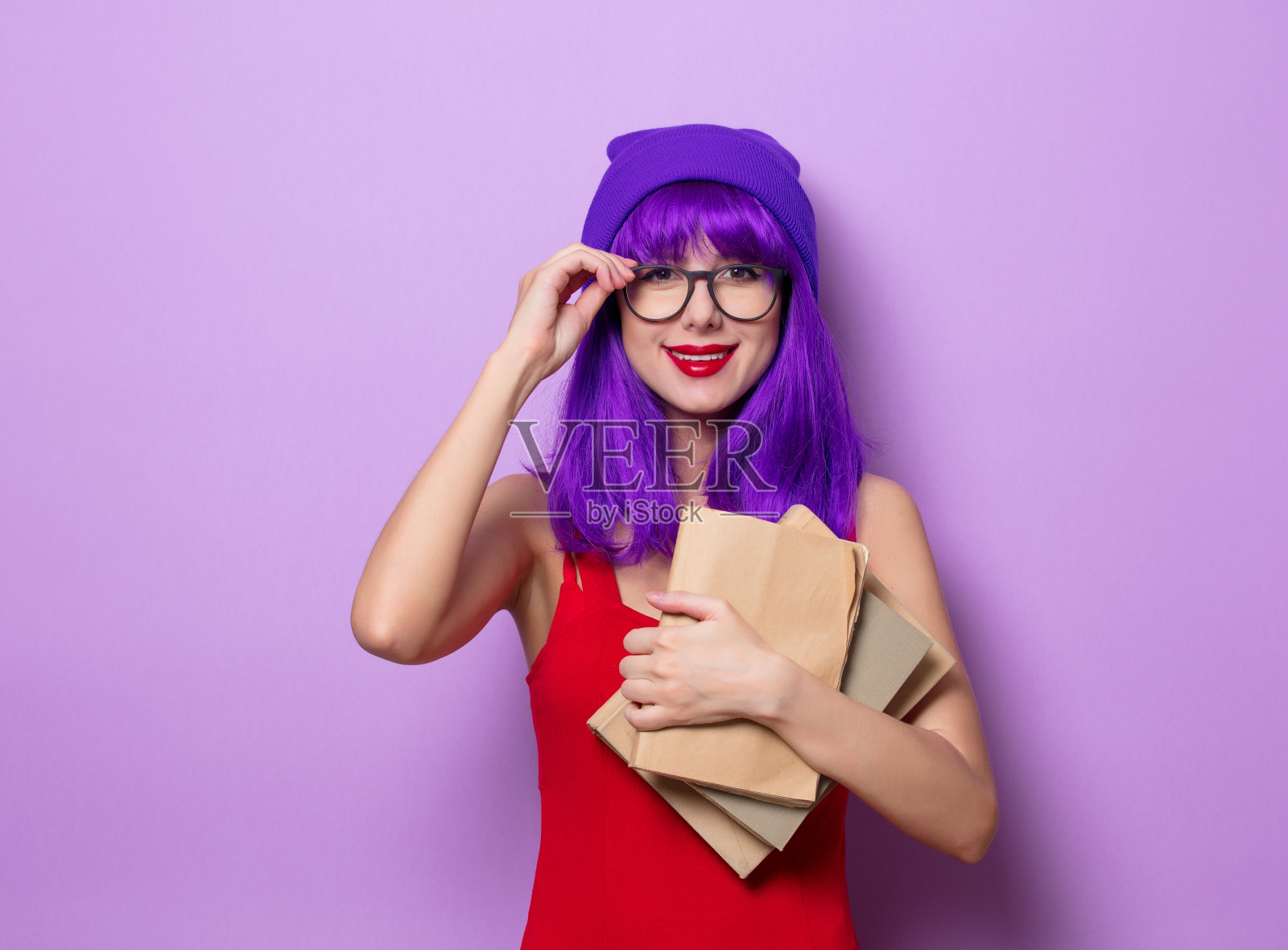 紫色头发和书的女孩照片摄影图片