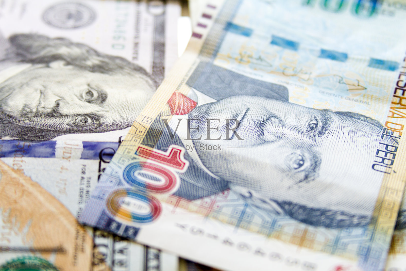 宏观特写的100秘鲁sole纸币超过100美元的钞票堆照片摄影图片