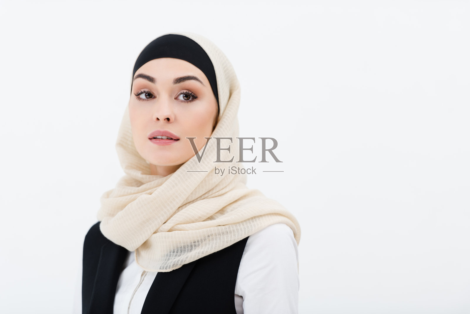 穆斯林女商人的肖像戴着头巾望着远处孤立的灰色照片摄影图片