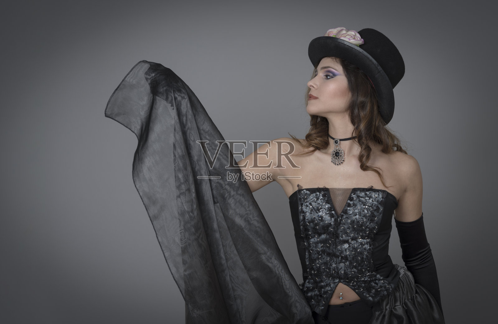 年轻女孩摆姿势照片摄影图片