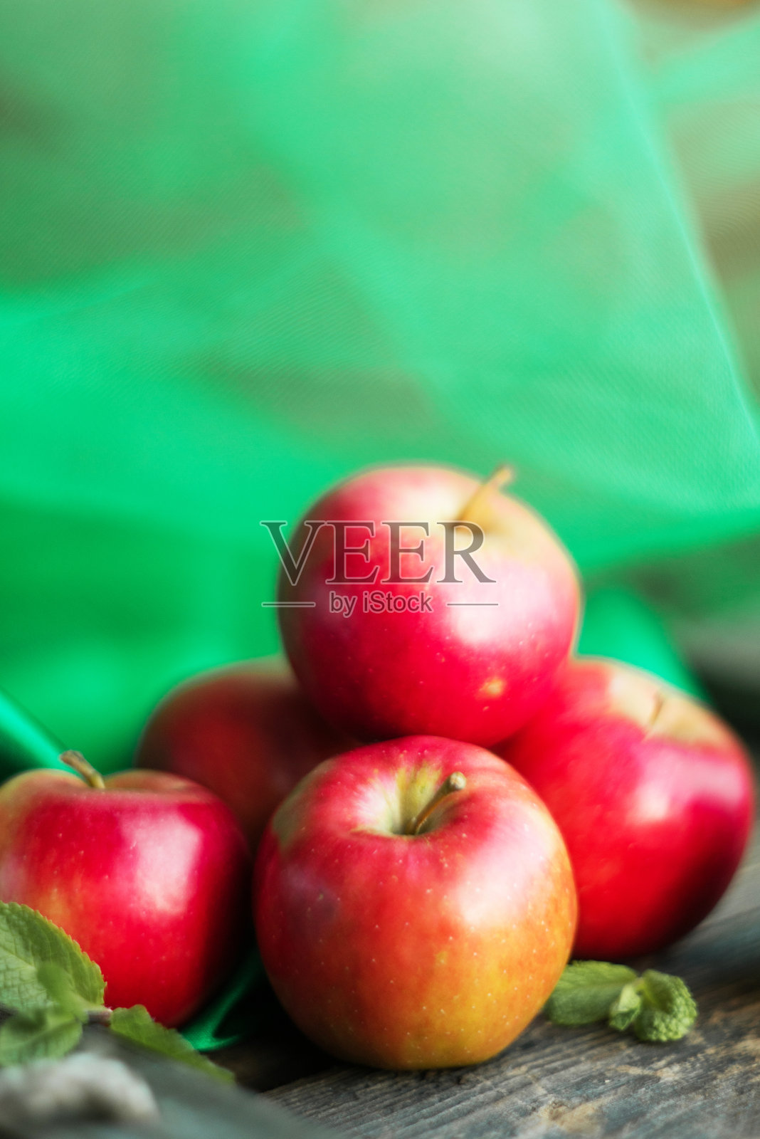 新鲜的红苹果组在木制的背景下，自然的概念为新鲜的天然食品和维生素照片摄影图片
