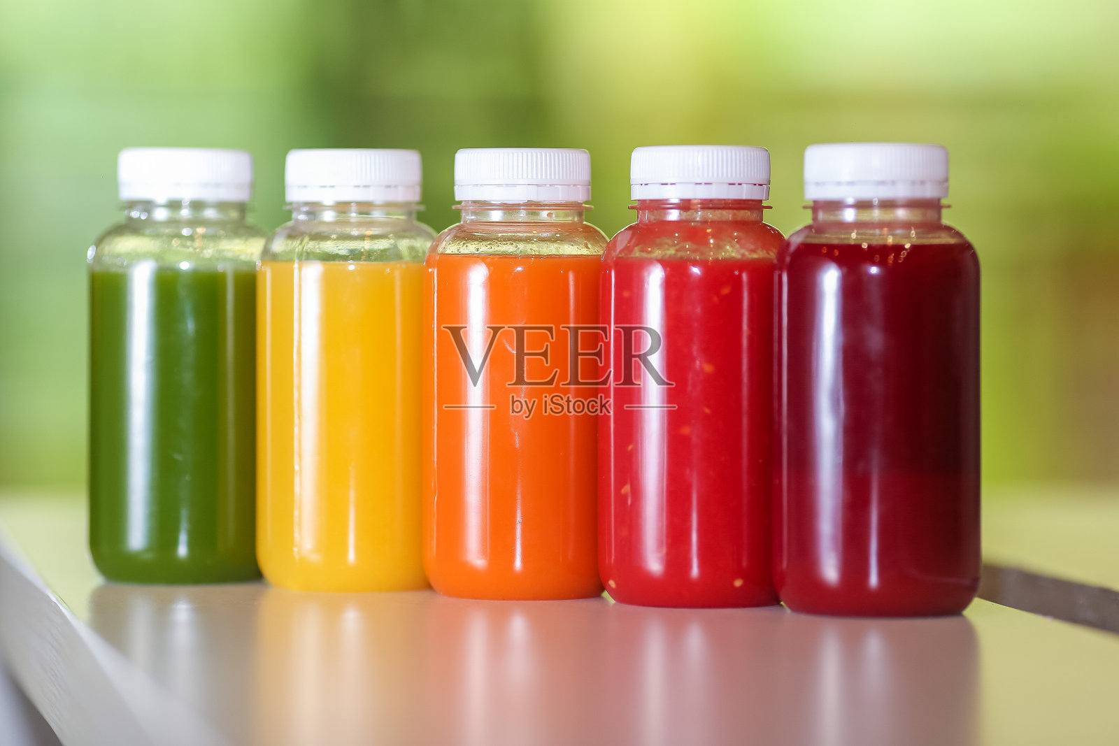 新鲜的果汁混合水果和蔬菜，健康的饮料照片摄影图片