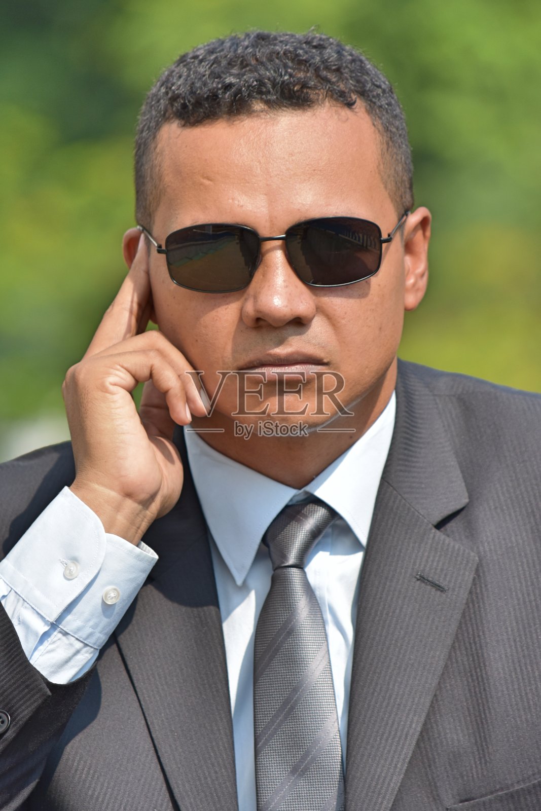 冷静的戴着墨镜的保安间谍照片摄影图片