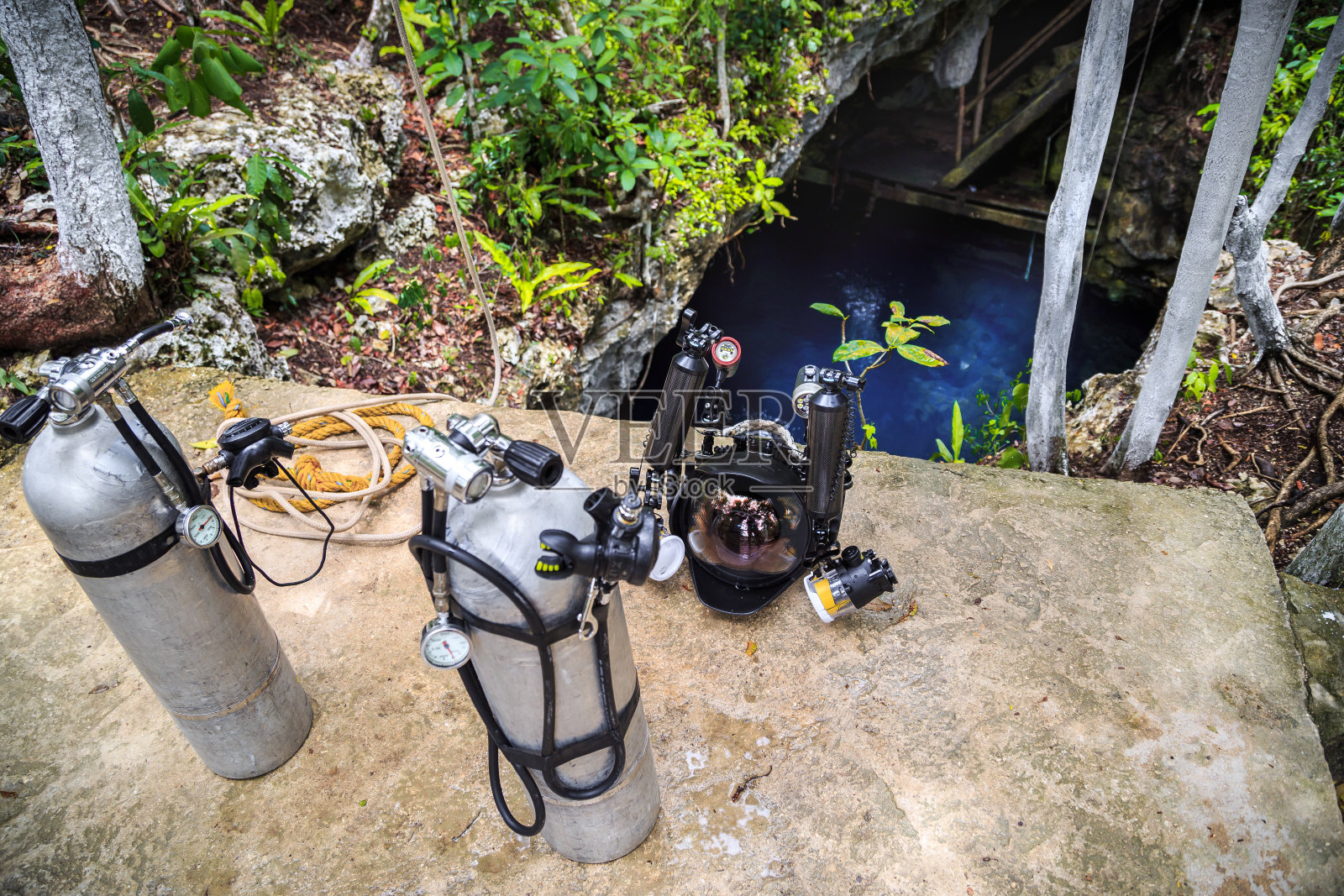 在森林中潜水用的圆柱体。洞穴潜水。墨西哥照片摄影图片