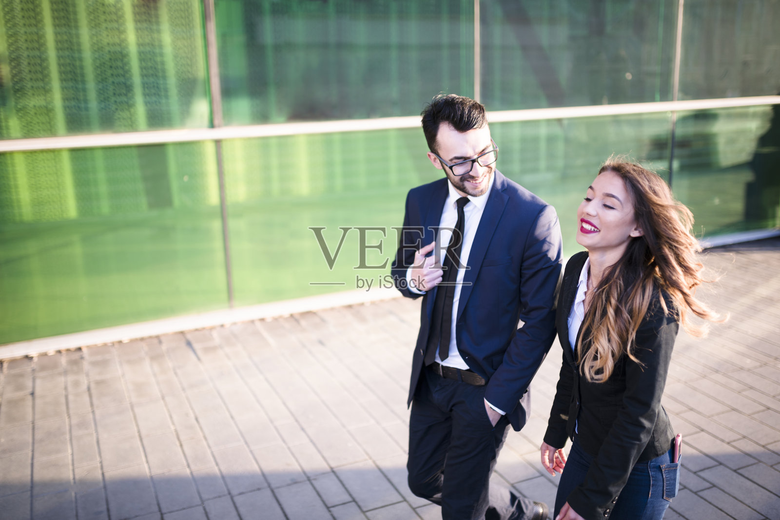 一对快乐的商业夫妇走上楼梯照片摄影图片